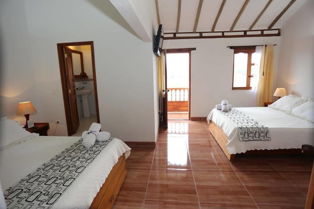 Hospederia Villa De Los Saenz บียาเดเลย์บา ภายนอก รูปภาพ