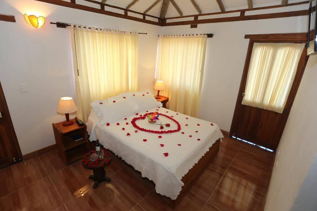 Hospederia Villa De Los Saenz บียาเดเลย์บา ภายนอก รูปภาพ