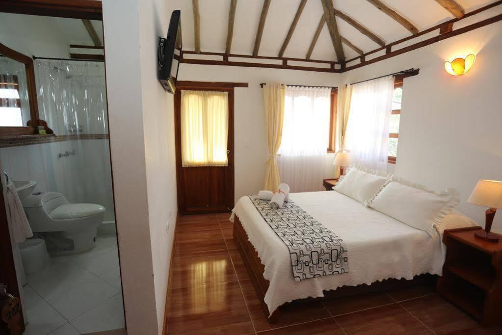 Hospederia Villa De Los Saenz บียาเดเลย์บา ภายนอก รูปภาพ